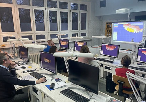 Zdjęcia przedstawia grupę 7 nauczycieli szkoły, którzy brali udział w szkoleniu oraz dyrektor szkoły a także instruktor prowadzący szkolenie projektowania cyfrowego.